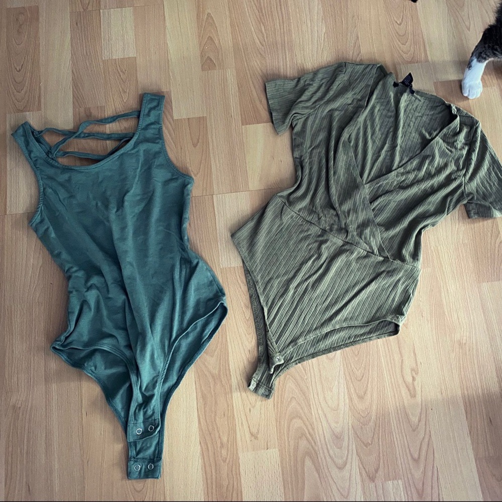 Bundle of two bodysuits